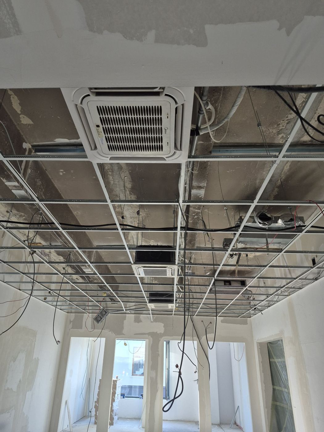 Aparate casetate Midea montate în tavanul unui birou