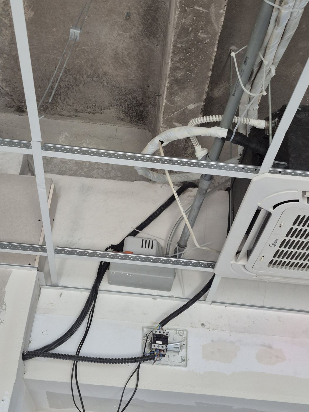 Casetat cu pompă de condens și alimentare electrică