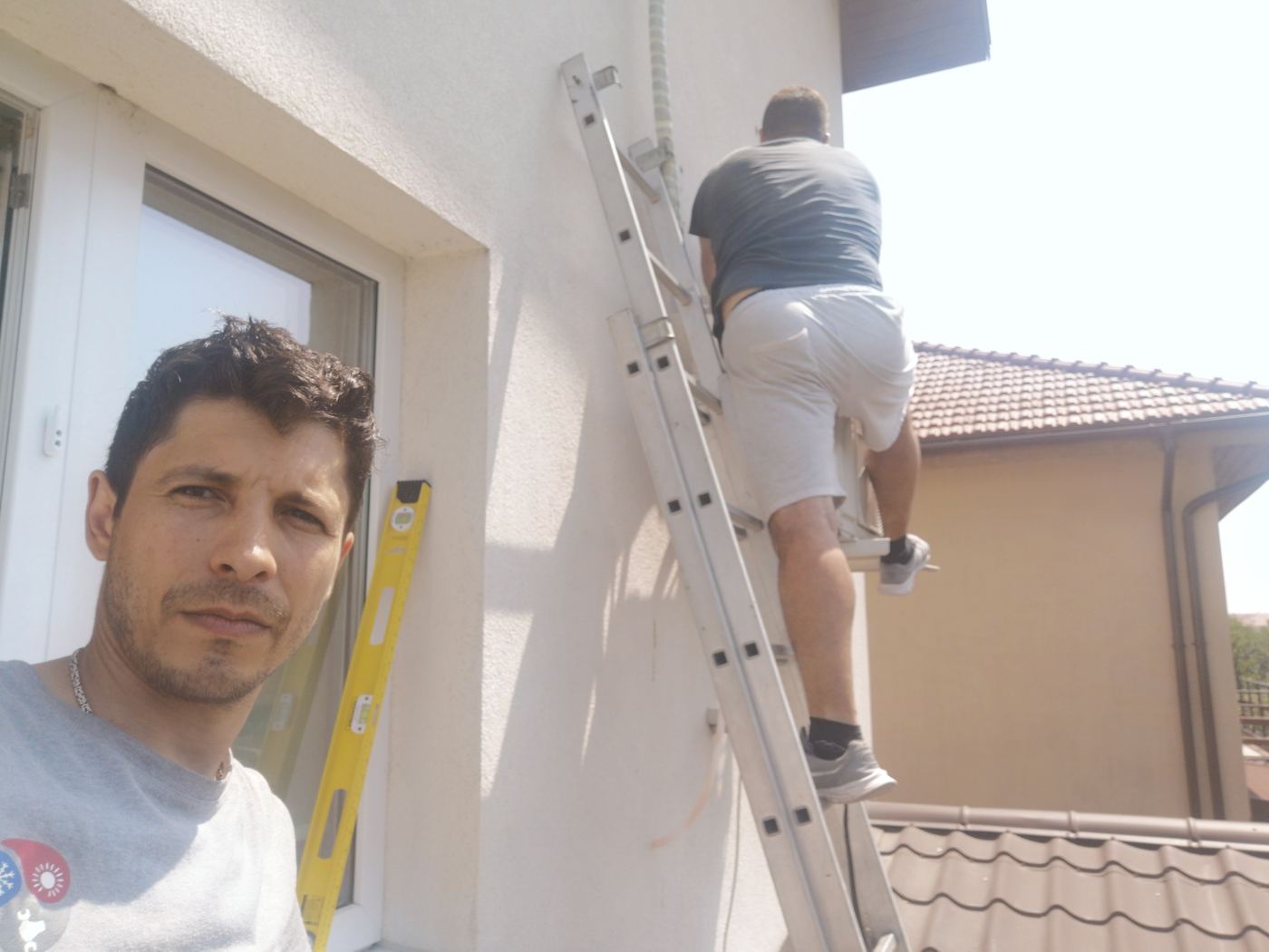 Dobre Marian și Matei Laurențiu la montajul unei unități exterioare