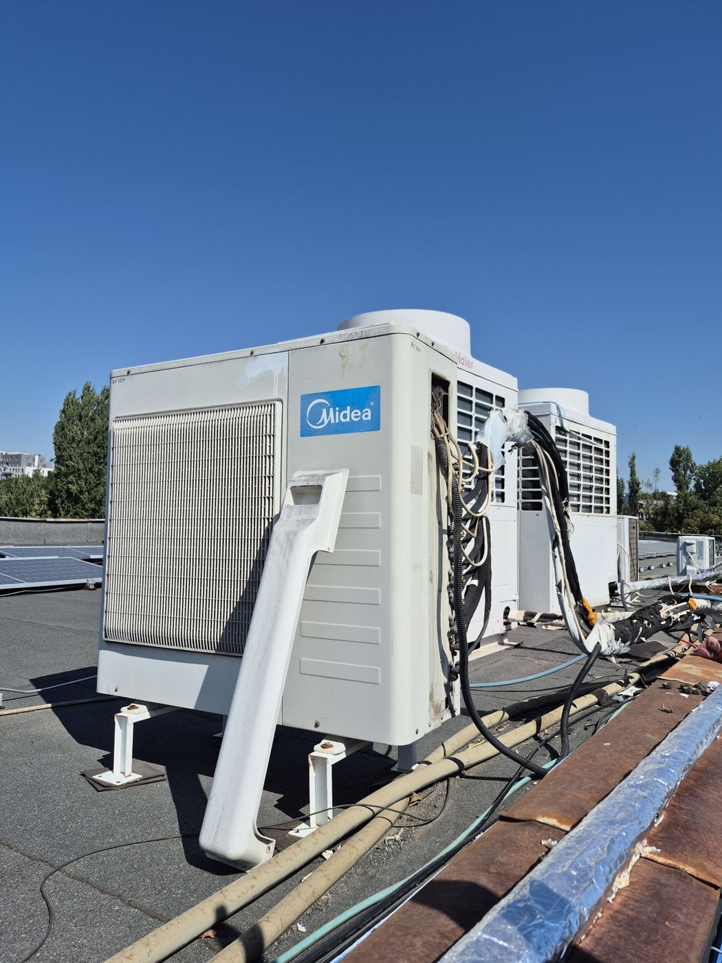 Unități exterioare Midea pe acoperișul unei clădiri de birouri